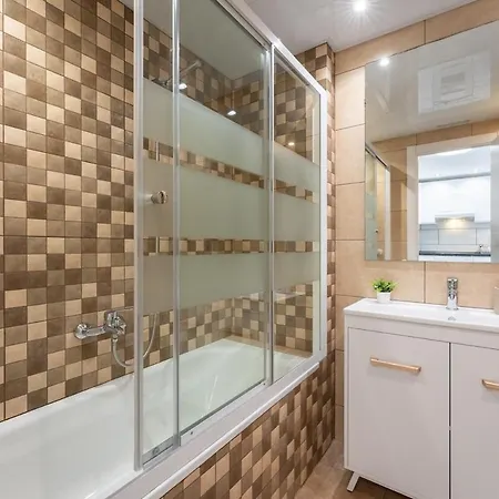 Salouroyalcenterpoolrelax2bedportaventuraaa12 * Salou